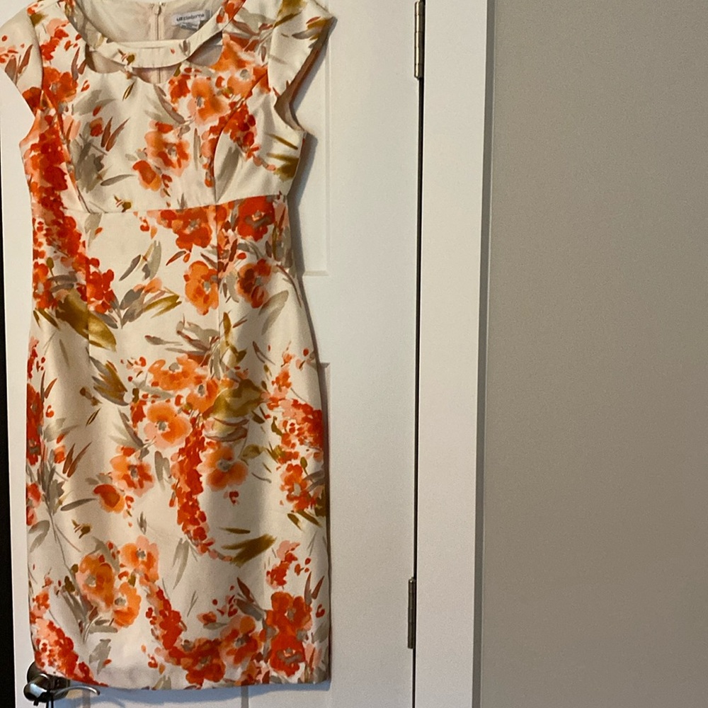 Liz Claiborne Women’s Coral & Cream Floral Sheath Dress. Size 4.